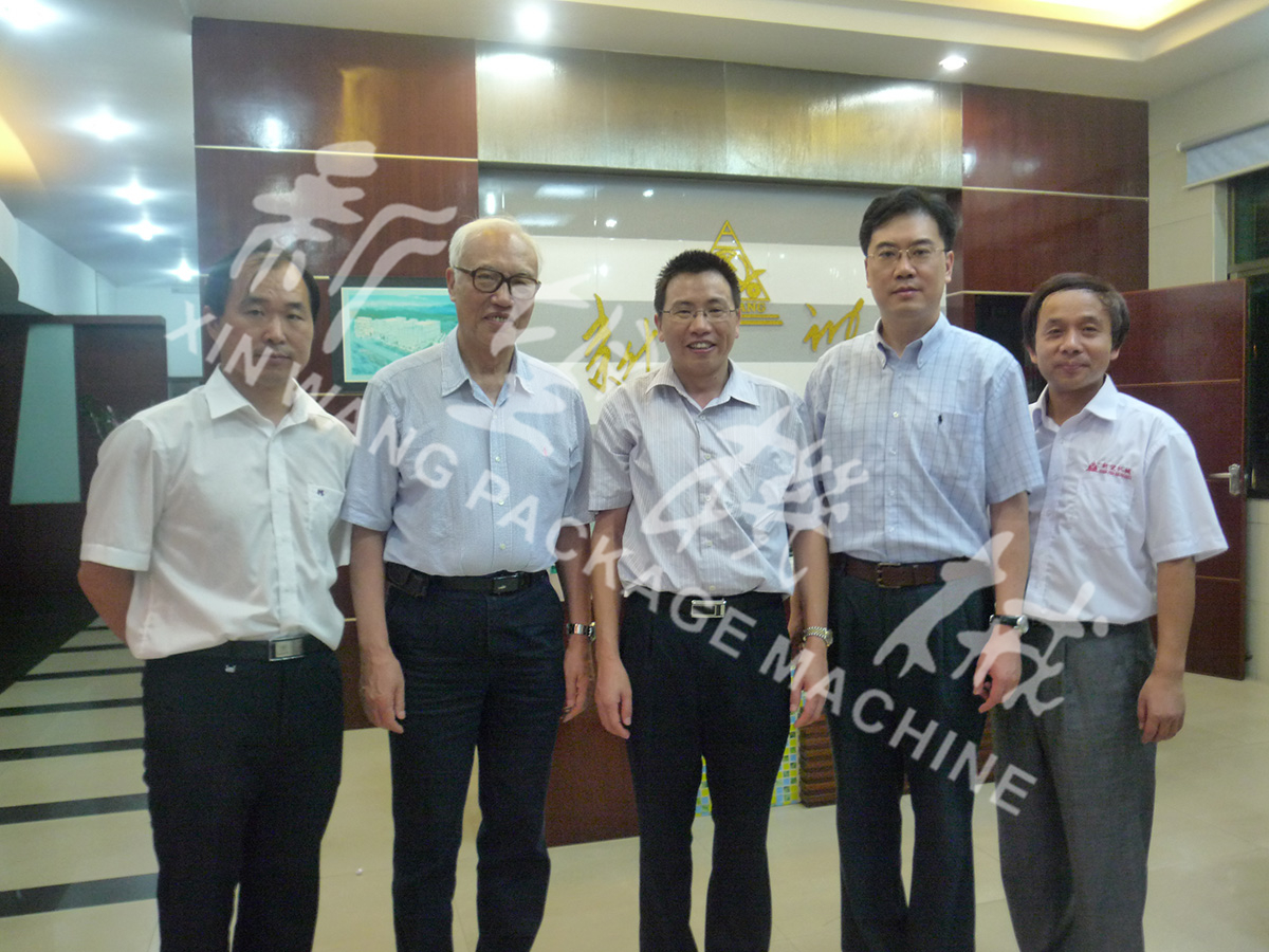 中國工程院院士段正澄、中國工程院院士、華中科技大學黨委書記邵新宇、廣東省智能機器人研究院院長張國軍一行蒞臨新望公司考察指導